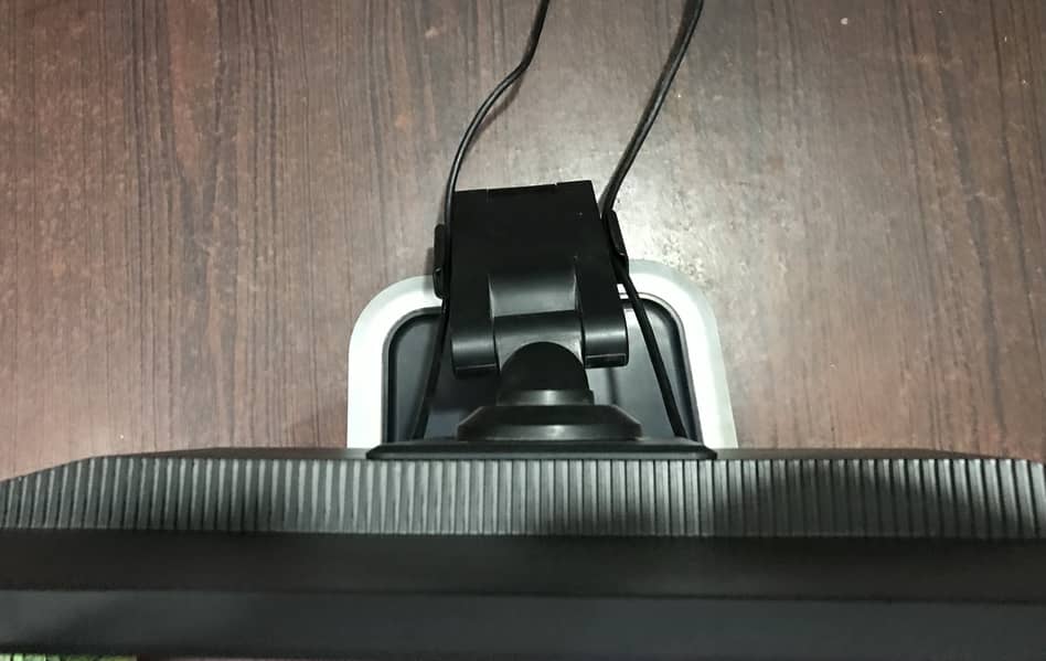 24 inches Borderless LCD 1080p Resolution With Built in Speaker 8