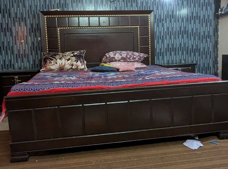 king Bed with side tables and dressing table 0