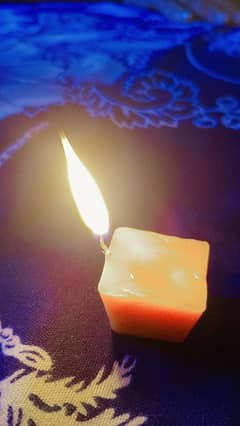 candle orange colour aur bahut sare color mukhtalif Hain