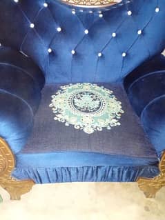 ek bara sofa hai or 2 choty hai