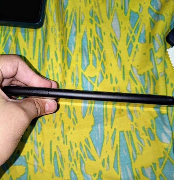 Google pixel 4xl 10/10 1 month used. Not even a single scratch. 4