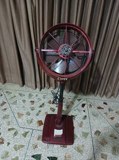 Royal fan pedestal stand