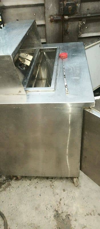 pizza preparing table and cooling 0