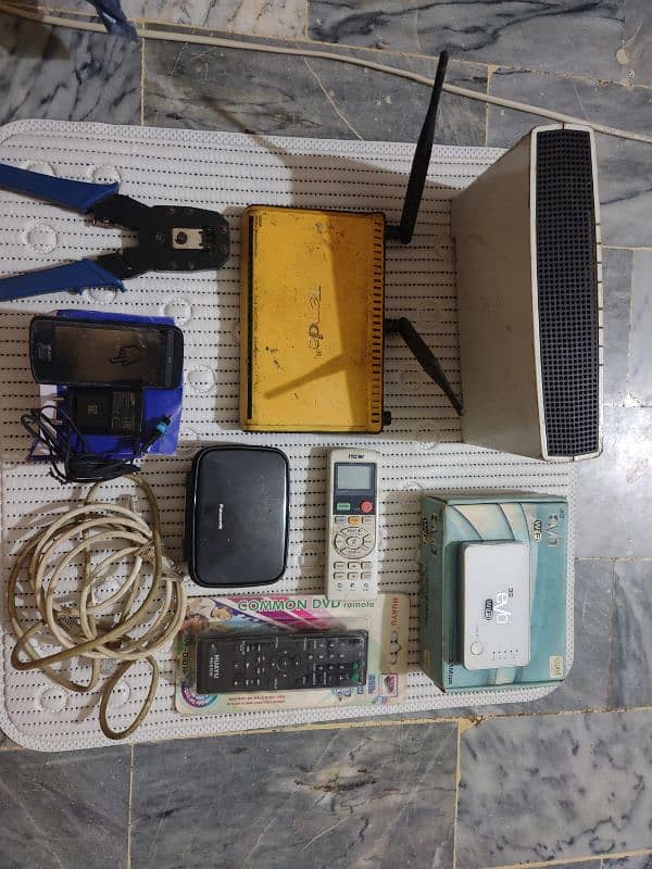 WIFI ROUTER TENDA WIFI ROUTER EVO WIRLESS DEVICE UNIVERSAL REMOTES etc 0