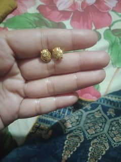 21 carat gold ear tops