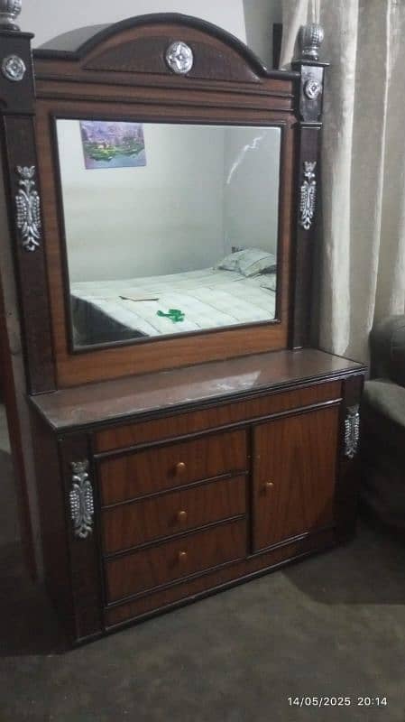 dressing table in good condition 2