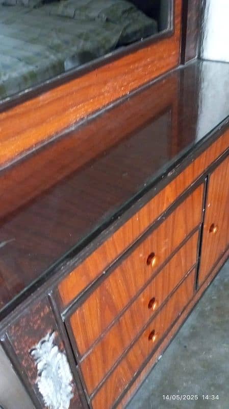 dressing table in good condition 3
