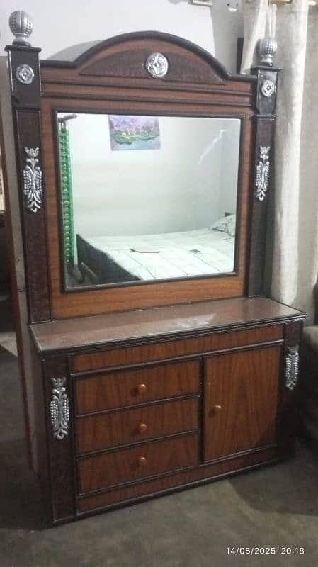 dressing table in good condition 5
