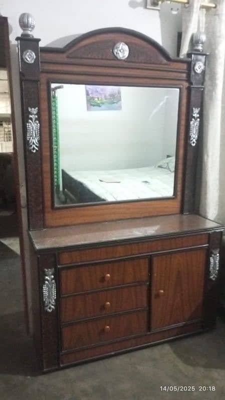 dressing table in good condition 7