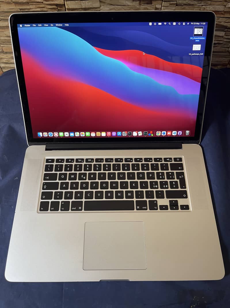 macOS Big sur, version 11.7. 10 , 16 GB ram, 500 GB SSD, never repaird 0