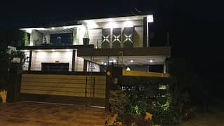 ONE KANAL CORNER SLIGHTLY USED LAVISH BUNGALOW FOR SALE WITH HUGE BASEMENT NEAR TO MACDONALD'S