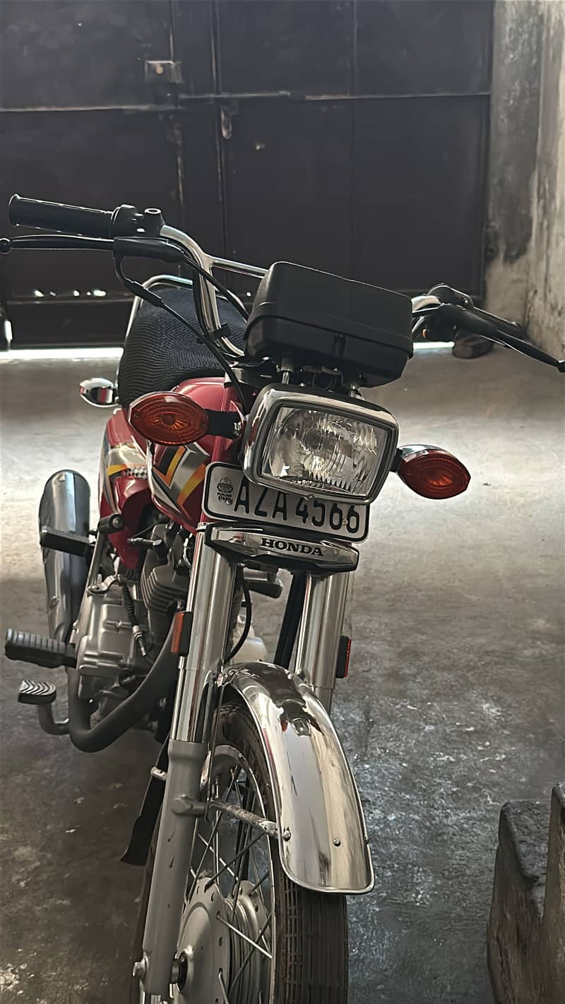 red 125 new model just 2999 driven with complete docs 4