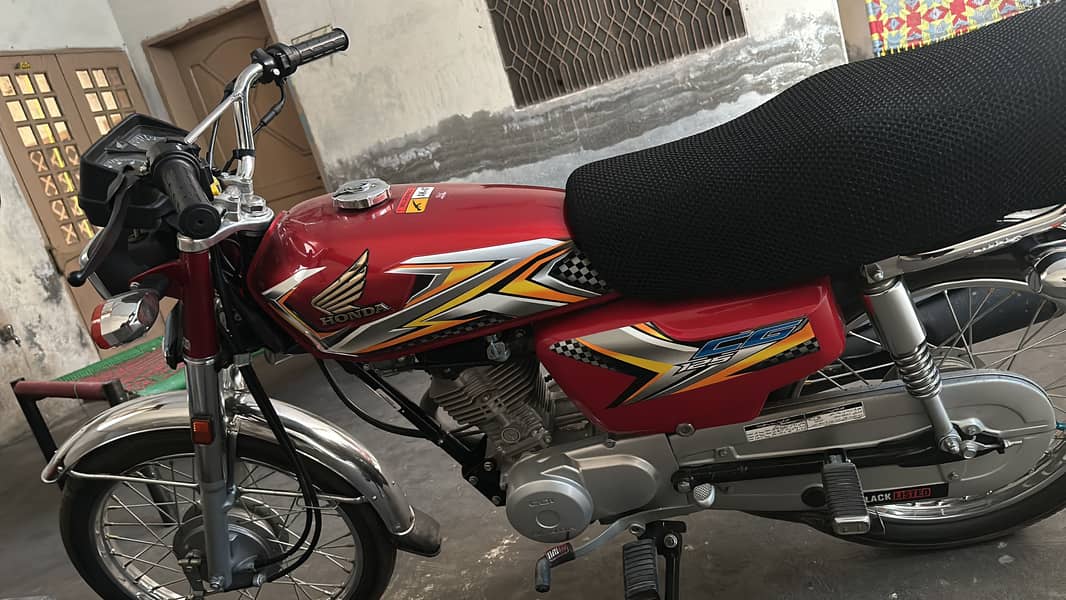 red 125 new model just 2999 driven with complete docs 10