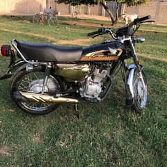 Honda 125 black gold edition