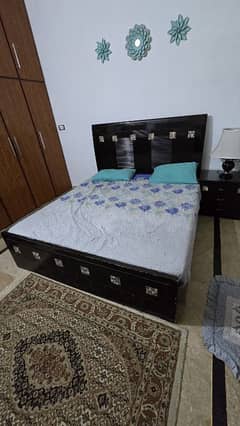 Bed with 2 side tabels