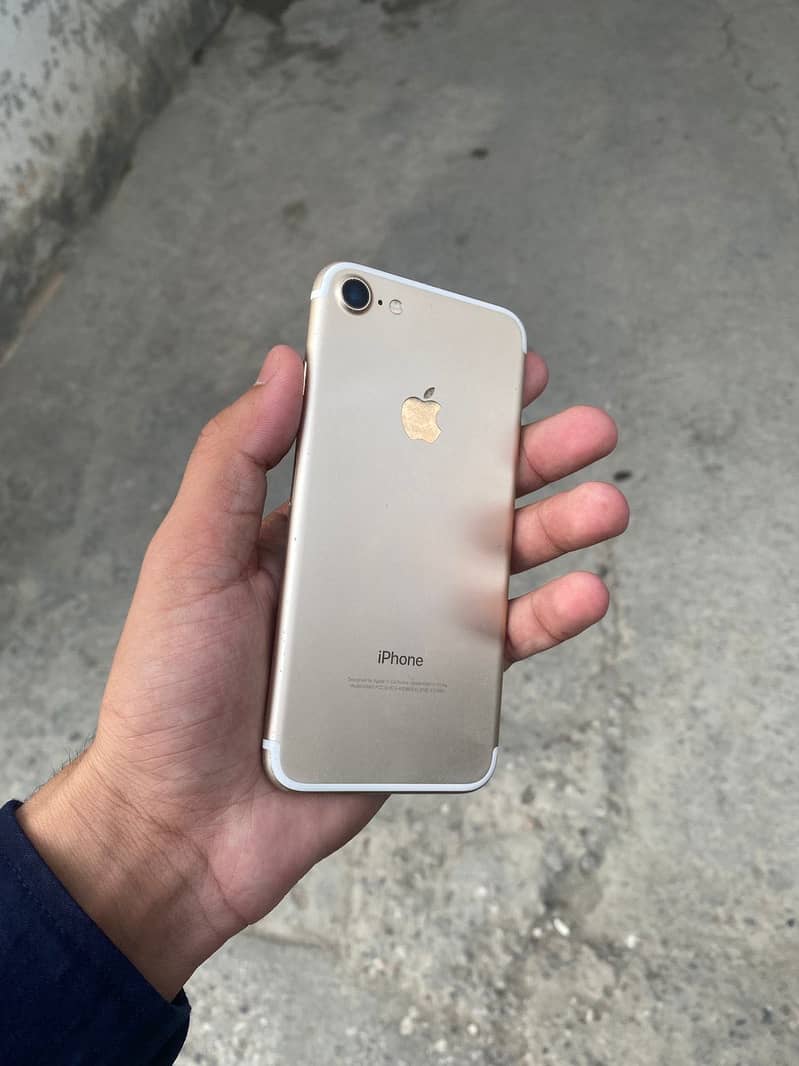 Iphone 7 pta aprove 128gn with only box full warking condtion 10/10 1