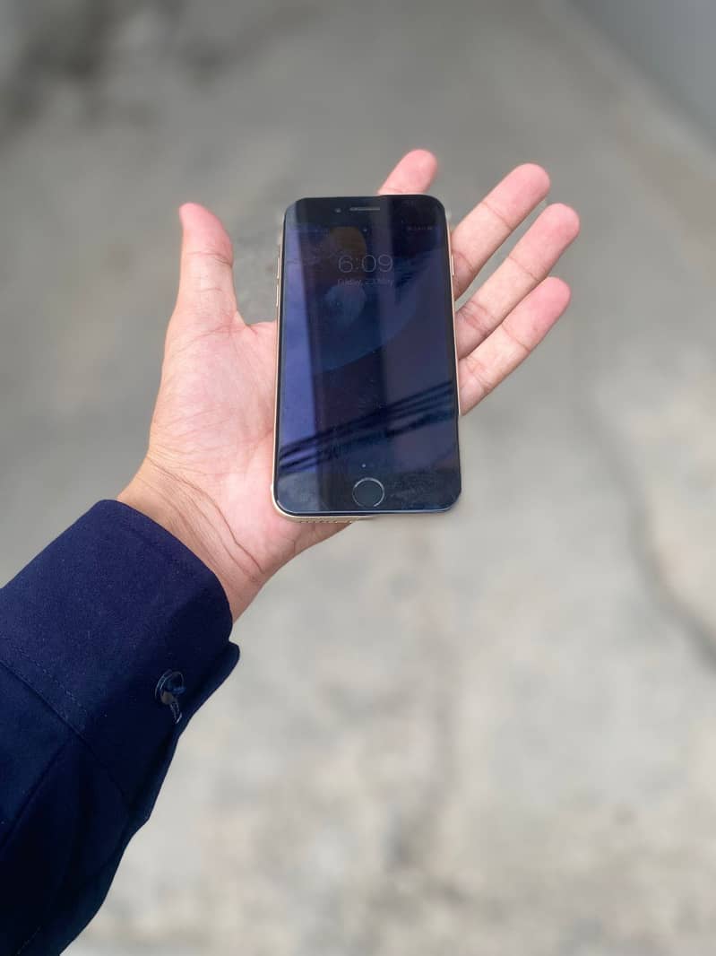 Iphone 7 pta aprove 128gn with only box full warking condtion 10/10 4