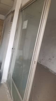 20 foot ooncha, 8 marla covered warehouse kiraye ke liye dastiyab hai.