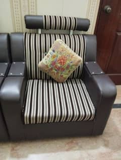 10/10 sofa set is for urgent sely