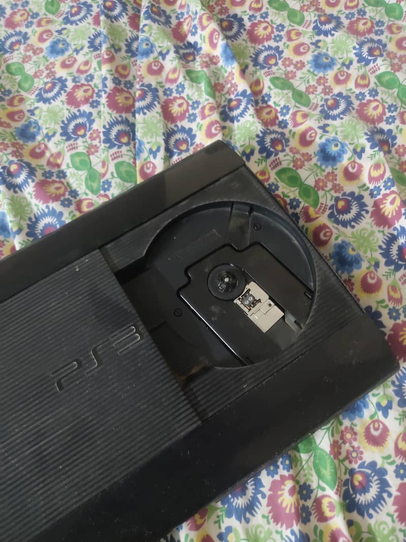 Ps3 with games and controller 2