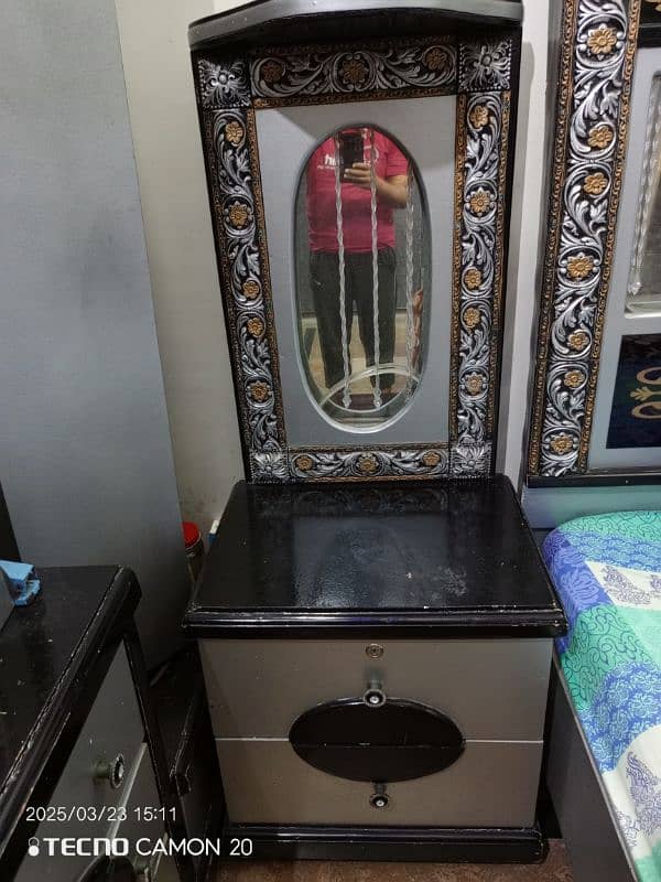 Double bed with side tables dressing table & divider 4
