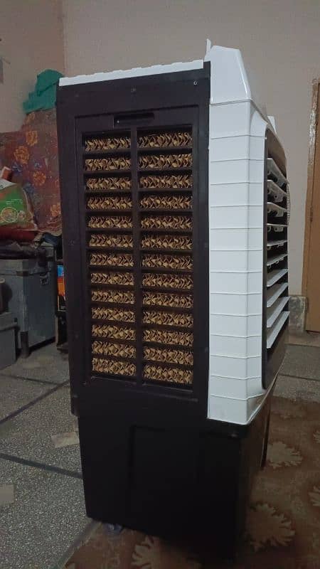 12v Ac/Dc Cooler New. Only 3 days used. Low power usage 1