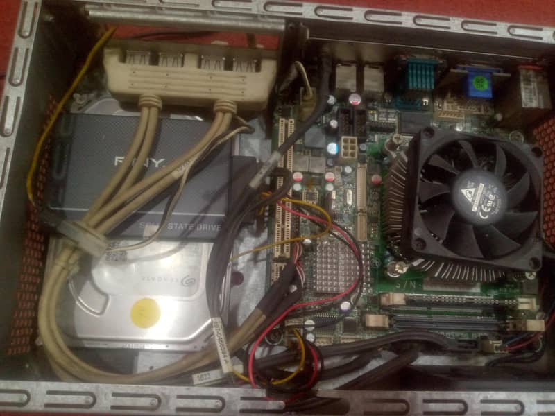 PC HP computer with keyboard and mouse 1