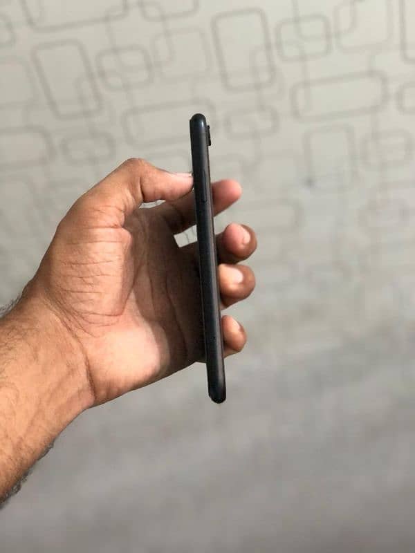 I phone xr 64/gb 81helth non pta jv non active 4manth sim time 1