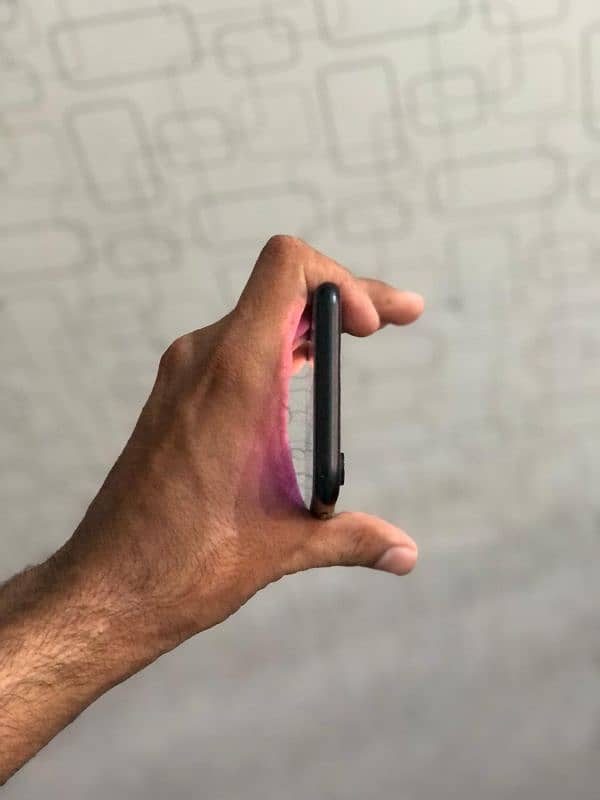 I phone xr 64/gb 81helth non pta jv non active 4manth sim time 4
