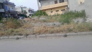 5.5 malra corner plot builders location for sale