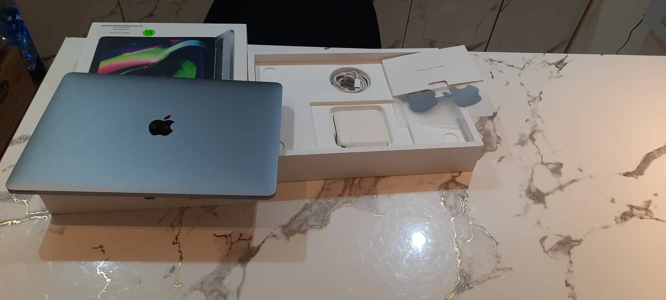 MacBook Air  M1 13inches 8gbram/256gbssd 6