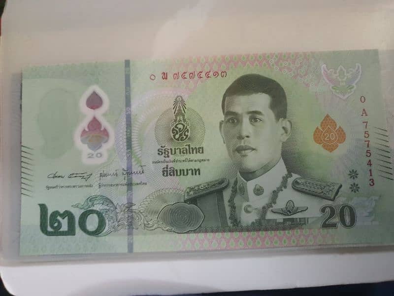 72 notes and 60+ diff countries  ( I can sell separately if you want ) 4