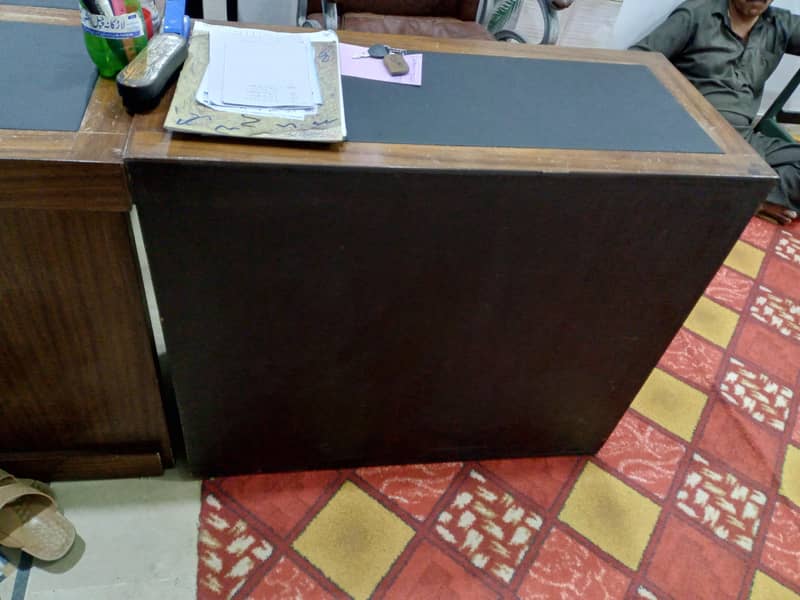 2 tables in good condition 1