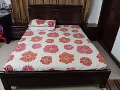 Queen bed , 2 side tables, dressing table