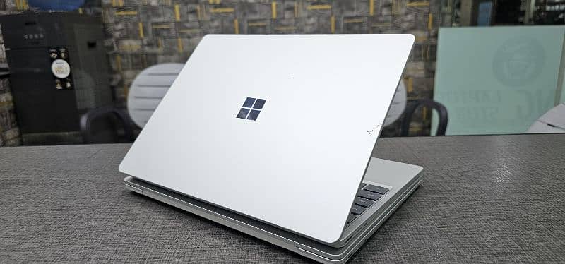 Microsoft Surface Go Core i5 10th Generation 6