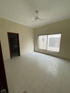 235sq yd 3 Bedrooms Luxury Villa is Available FOR RENT. 14km from Entrance of BTK. 3 Bed DDL 1 Kitchen