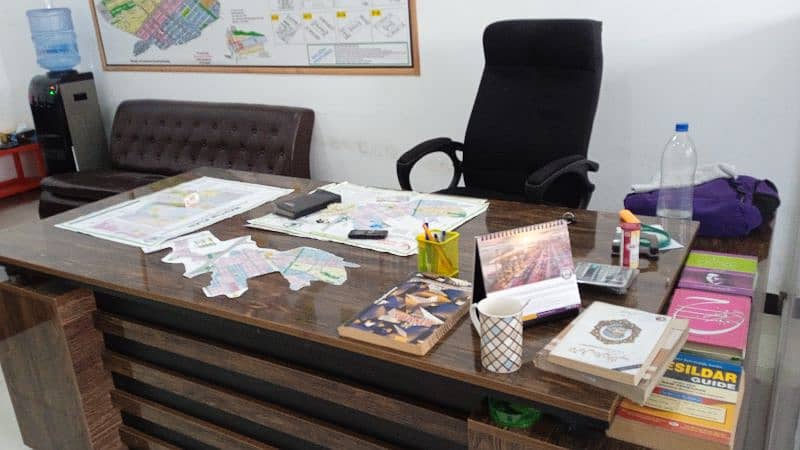 EXECUTIVE OFFICE TABLE 0