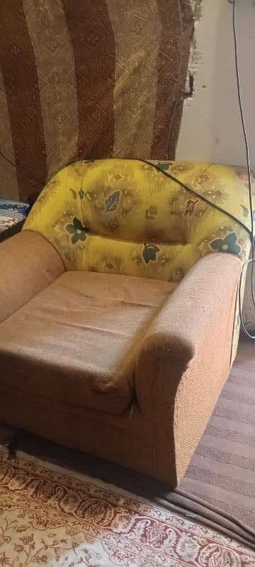 Sofas bilkul neat and clean condition or soft 4