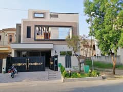 A BEAUTIFUL 8 MARLA HOUSE FOR SALE IN USMAN BLOCK SECTOR B BAHRIA TOWN LAHORE