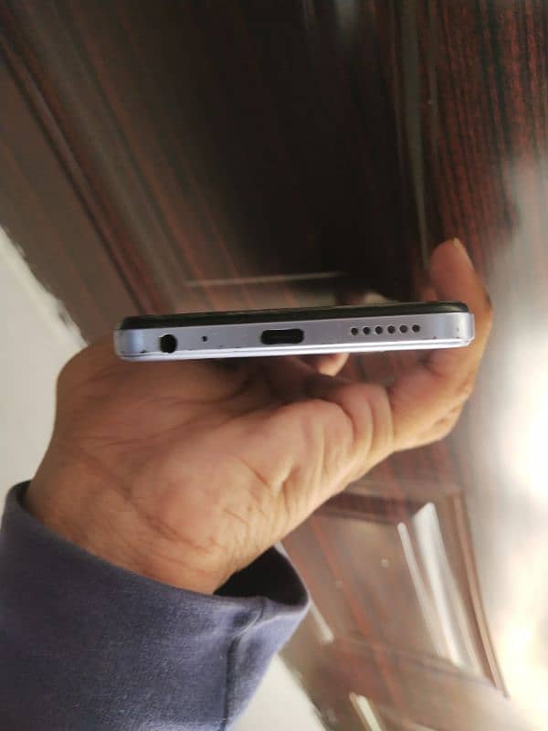 Tecno spark go with box       4 and 3 GB expandable/64 7