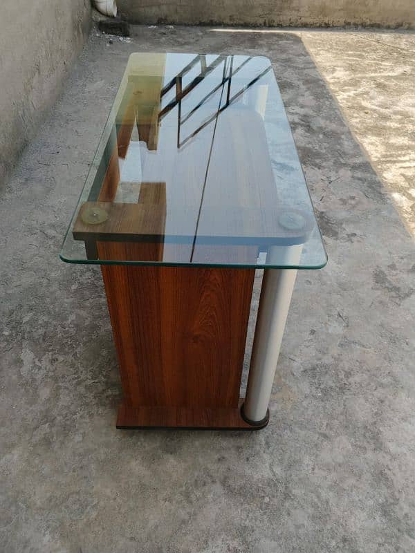 computer table good condition 2