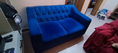 Beautiful  and elegant 5 seater set with 2 puffies