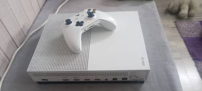 Xbox one s 1 TB with two controllers