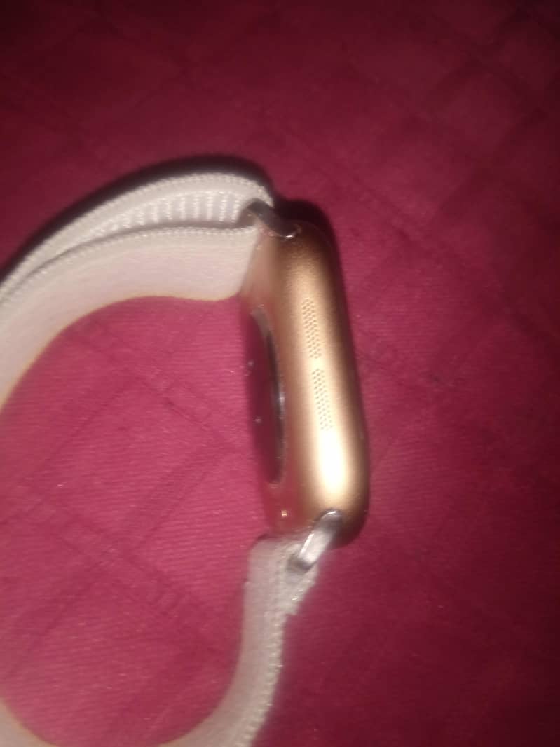 Dt watch x. colour gold.  real 4gb memory.  2 weak use 2