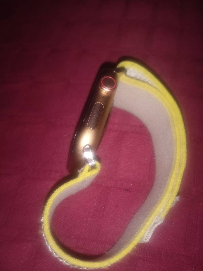 Dt watch x. colour gold.  real 4gb memory.  2 weak use 3