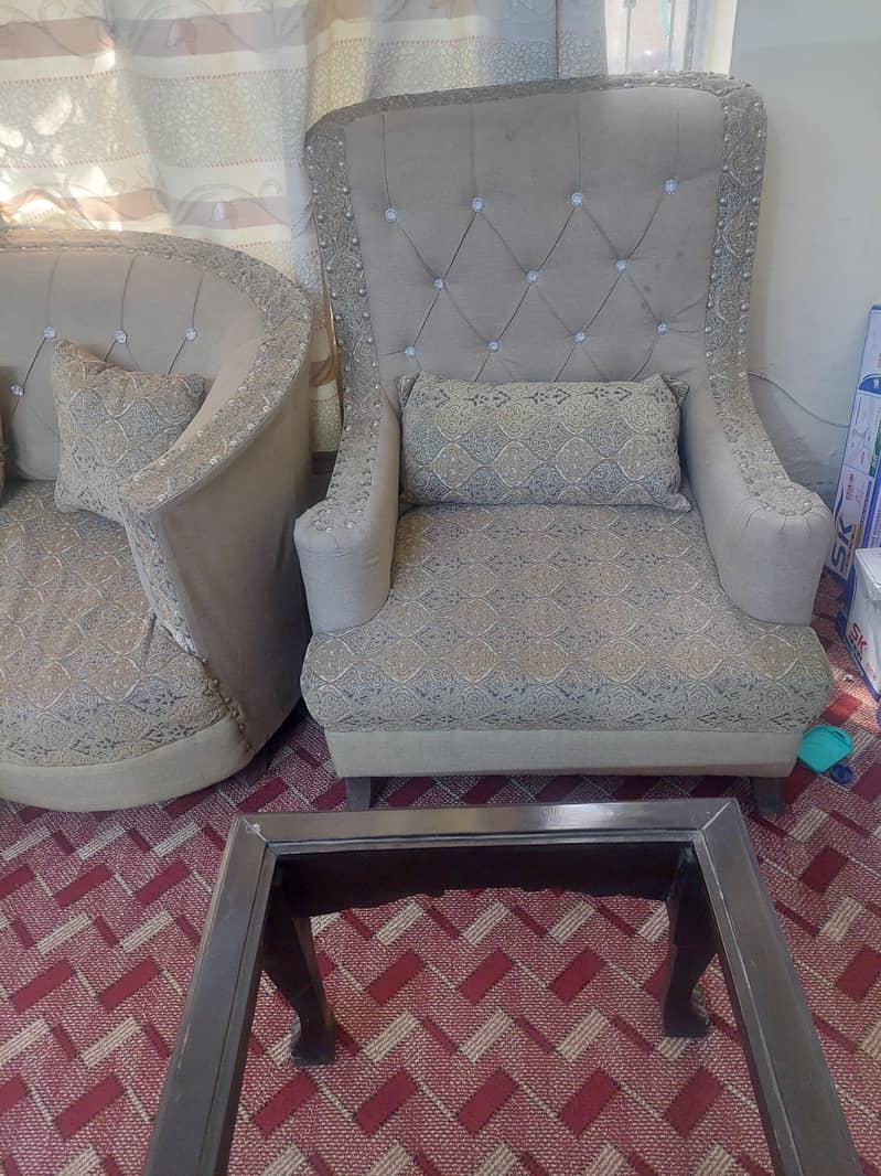 5 seater good quality sofa set with  3 tables 2