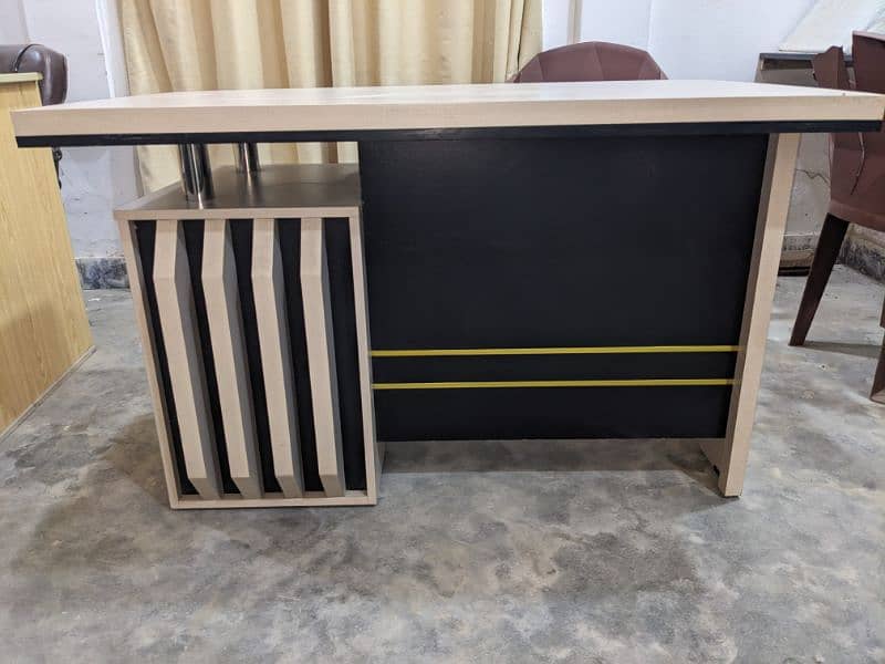 Office Computer Table 3x5 and 4x6 fits new condition 0
