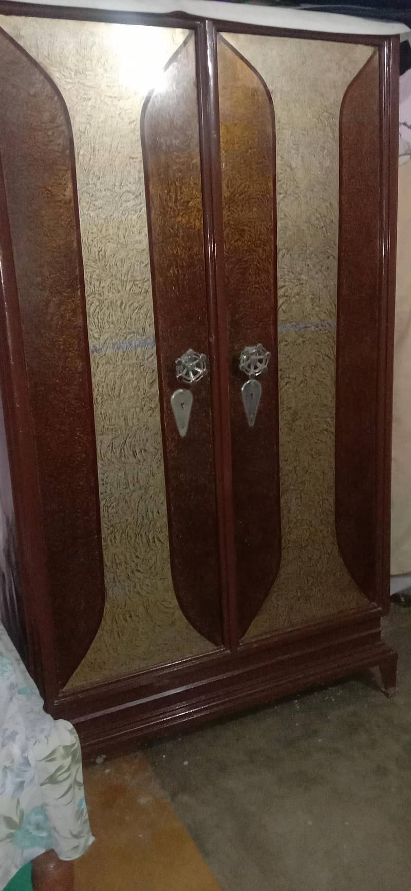 wardrobe looking like new with proper locks with keys . . . . . . 1