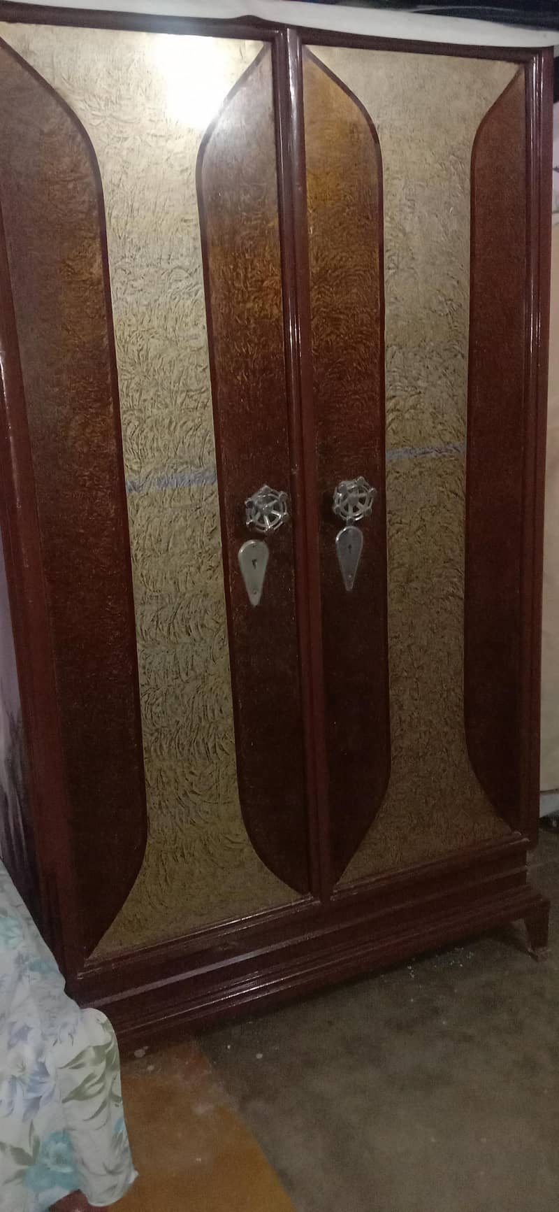 wardrobe looking like new with proper locks with keys . . . . . . 2
