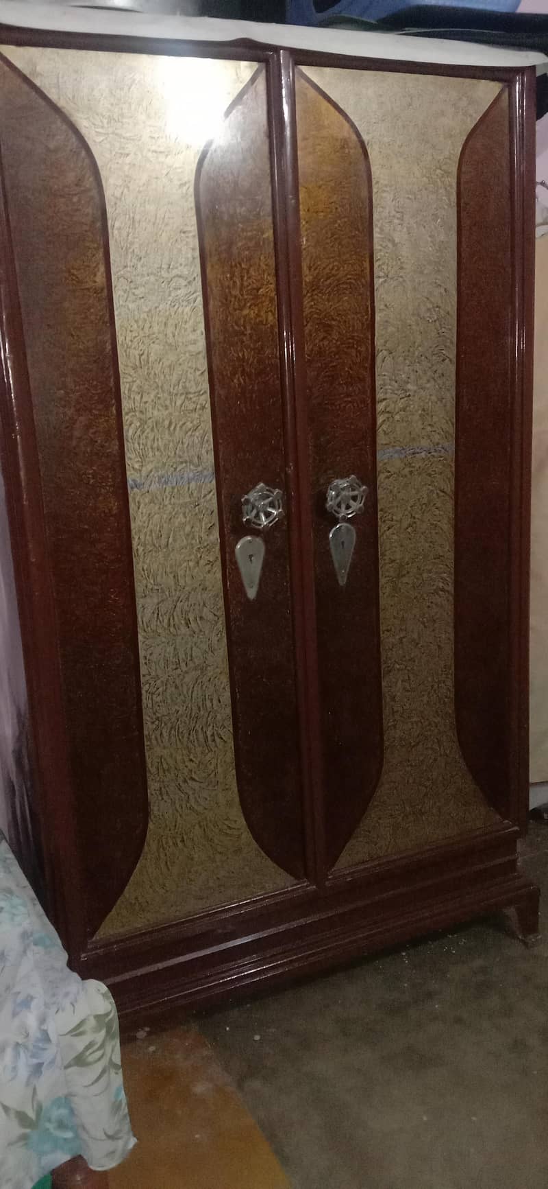 wardrobe looking like new with proper locks with keys . . . . . . 3
